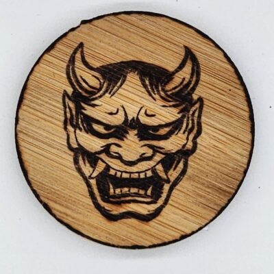 Décapsuleur en bois aimanté, masque japonais Oni. Pyroart by Louve de Lune