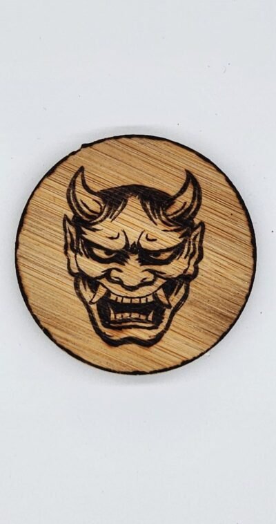 Décapsuleur en bois aimanté, masque japonais Oni. Pyroart by Louve de Lune