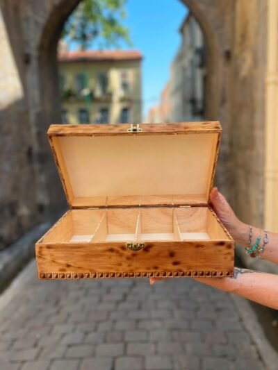 Boîte à thé en bois ouverte montrant ses compartiments intérieurs et son couvercle pyrogravé