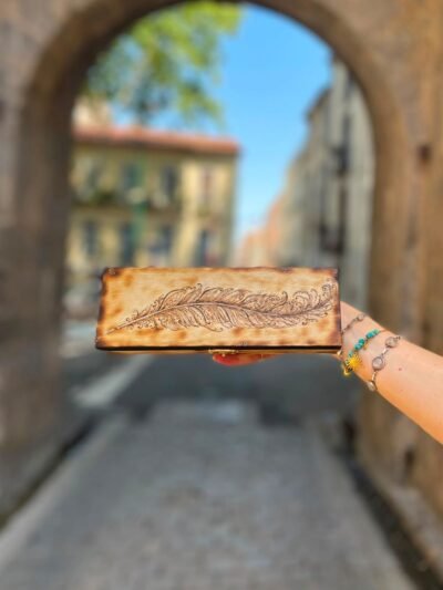 Plumier en bois pyrogravé à la main avec une grande plume finement dessinée sur le couvercle