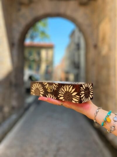 Plumier en bois pyrogravé vu de profil avec tournesols et fermoir métallique