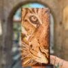 Tableau en bois pyrogravé représentant le visage rapproché d’un tigre et son regard