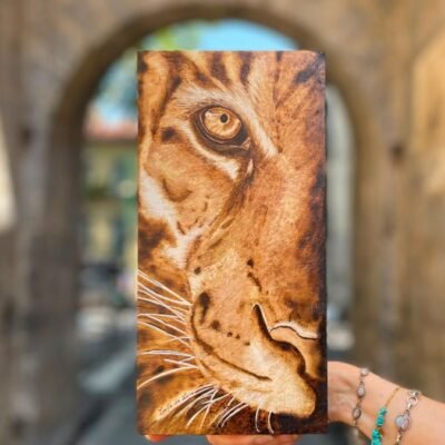 Tableau en bois pyrogravé représentant le visage rapproché d’un tigre et son regard