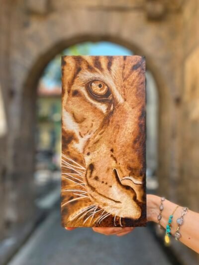 Tableau en bois pyrogravé représentant le visage rapproché d’un tigre et son regard