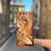 Tableau vertical en bois pyrogravé représentant le visage d’un tigre en gros plan