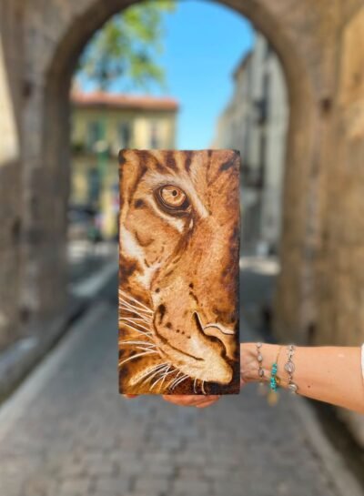 Tableau vertical en bois pyrogravé représentant le visage d’un tigre en gros plan