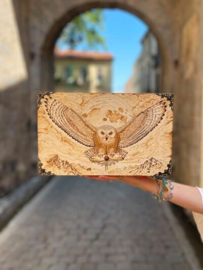 Boîte à thé en bois pyrogravée représentant une chouette aux ailes déployées devant la pleine lune