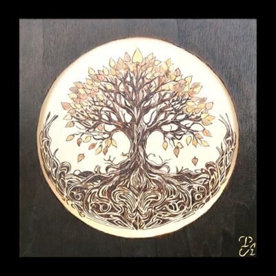 Arbre de vie pyrogravé sur bois - détail du travail de brûlage