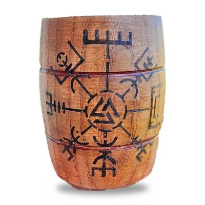 Détail pyrogravure d'une chope viking personnalisée en bois