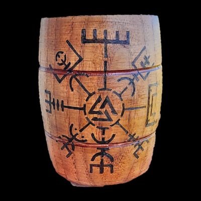Détail pyrogravure d'une chope viking personnalisée en bois
