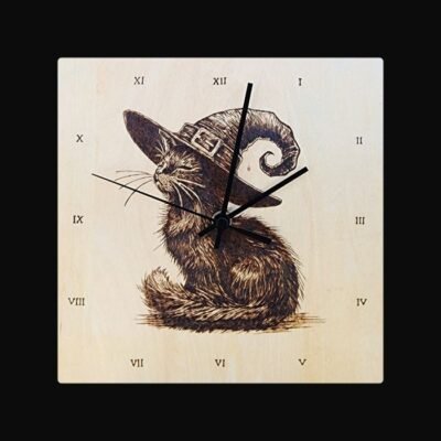 Horloge chat personnalisee en bois pyrogravé avec chapeau de sorcière - création - Horloge chat personnalisée