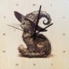 horloge-chat-personnalisee-bois-pyrograve-fond-blanc. Pyro'Art