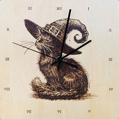 horloge-chat-personnalisee-bois-pyrograve-fond-blanc. Pyro'Art