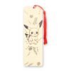 Marque-page Pikachu en bois pyrogravé avec fleurs et feuillages