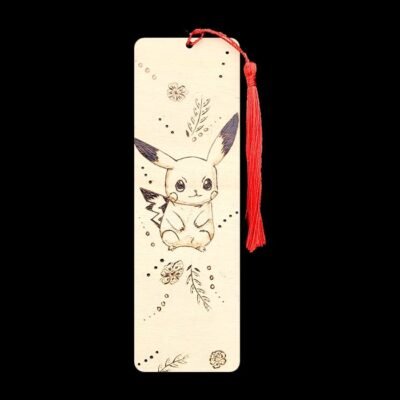 Marque-page Pikachu en bois pyrogravé avec fleurs et feuillages