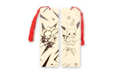 Marque-page Pikachu recto verso pyrogravé avec motifs floraux et éclairs