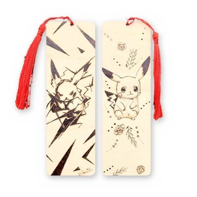 Marque-page Pikachu recto verso pyrogravé avec motifs floraux et éclairs